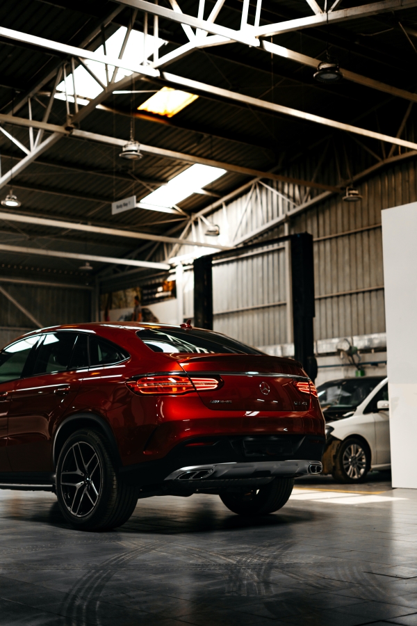 Mercedes-Benz service bay